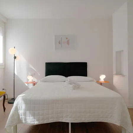 With Court Center Historical Center Venise